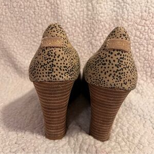 TOMS Wedges Tan and Black Slip On Open Toe Size W8 3½” Wedge Comfortable